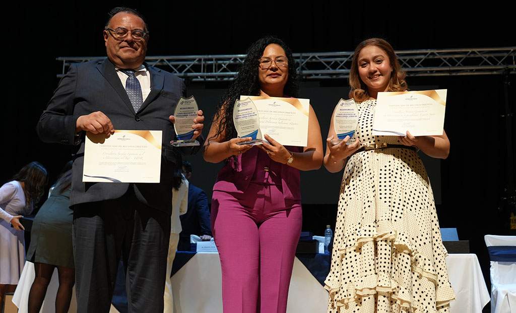 La Abg. Andrea Llumipanta, M.Sc., coordinadora del Consultorio Jurídico Gratuito de la UPS sede Quito, recibe la distinción al primer lugar nacional en el Concurso de Casos Destacados 2025-2026